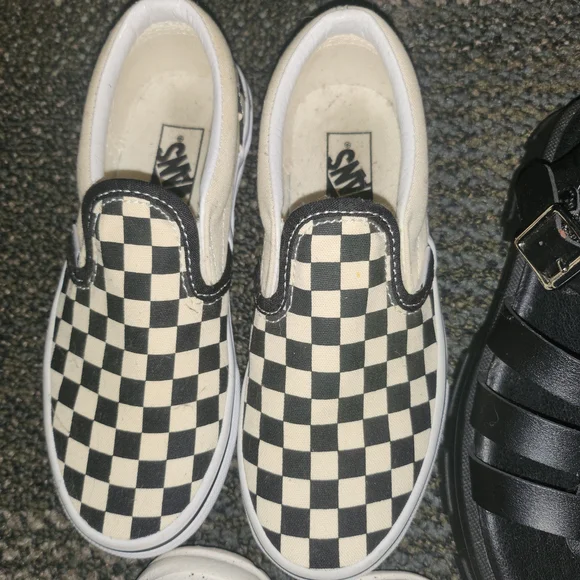 6 little girls size 1 shoes/sandals - Picture 2 of 7